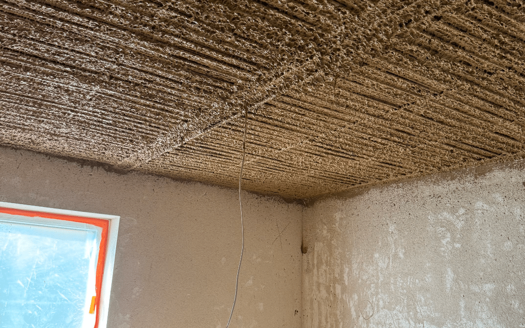 Decke mit eingebautem Kunststoff-Register für Flächenheizung auf Baustelle