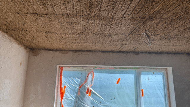 Baustelle mit Kunststoff-Register für Flächenheizung in Decke und Fenster mit Schutzfolie