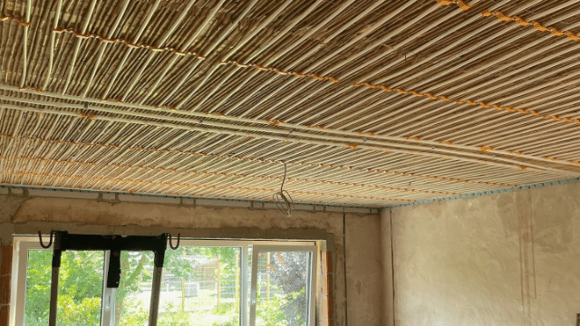 Decke mit verlegten Kunststoff-Registern für Flächenheizung und -kühlung auf Baustelle