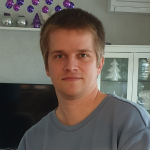 Porträt eines jungen Mannes vor weihnachtlicher Dekoration und Möbeln