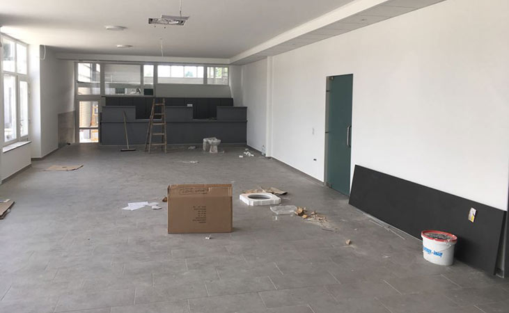 Blick in ein leeres Autohaus