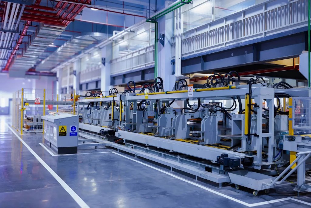 Moderne Produktionsanlage für Kunststoff-Register in einer großen Fabrikhalle