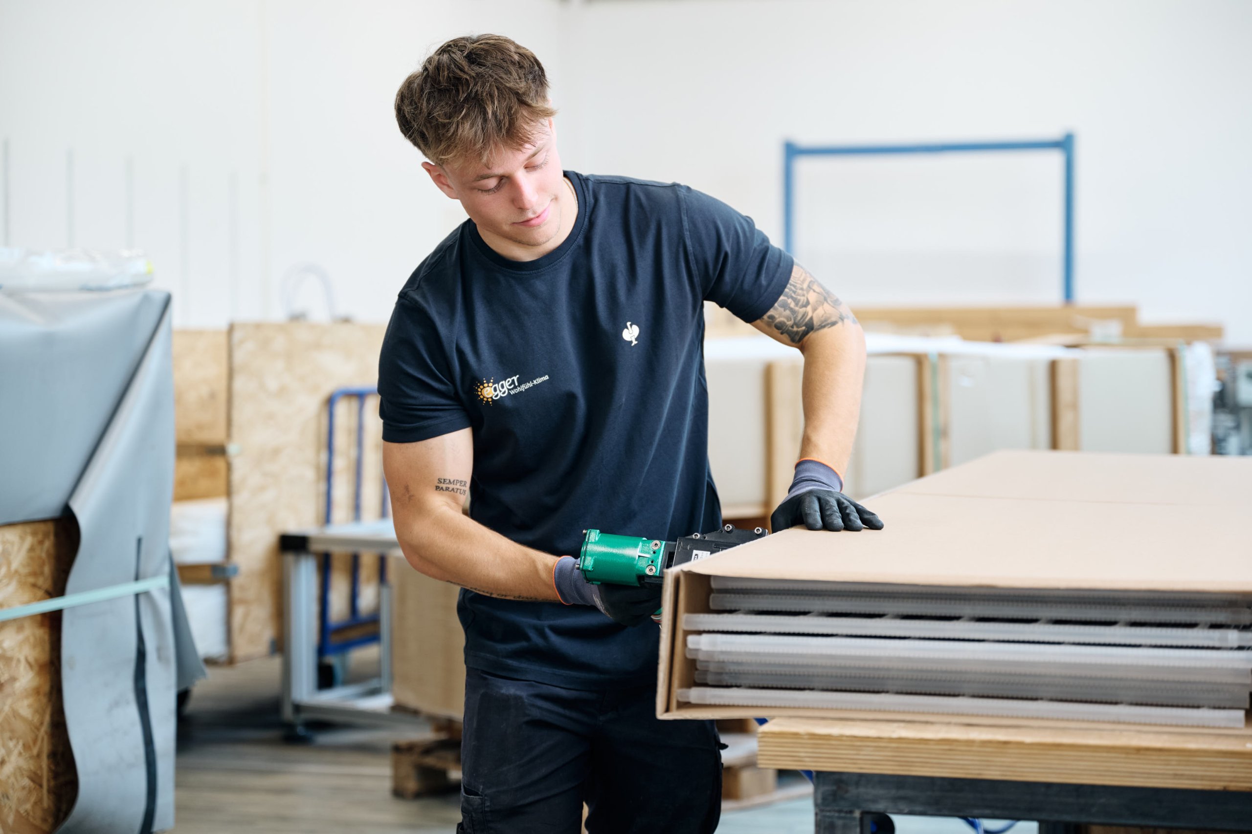 Mitarbeiter montiert Kunststoff-Register für Flächenheizung in Werkstatt