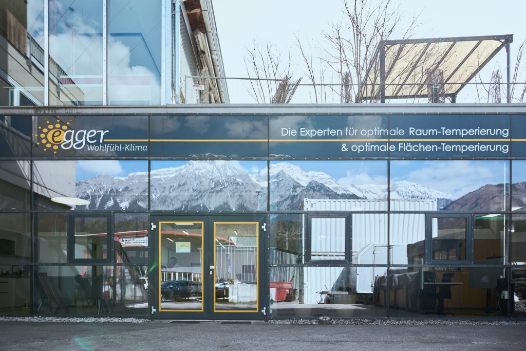 Eingang eines Tiroler Familienbetriebs mit Bergpanorama im Hintergrund