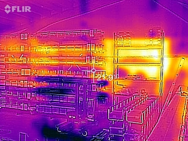 Wärmebild einer Lagerhalle mit Regalen und unterschiedlichen Temperaturbereichen