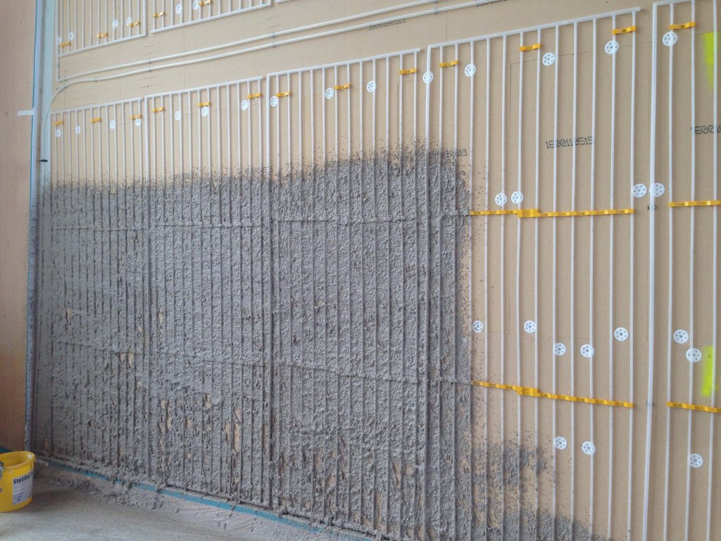 Wand mit Dämmstoffplatten und aufgetragener Putzschicht bei Bauarbeiten