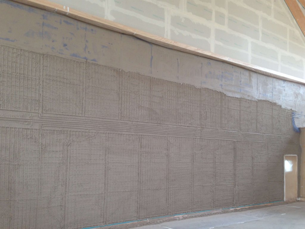 Große Wand mit frischem Putz in einem Gebäude unter Bau
