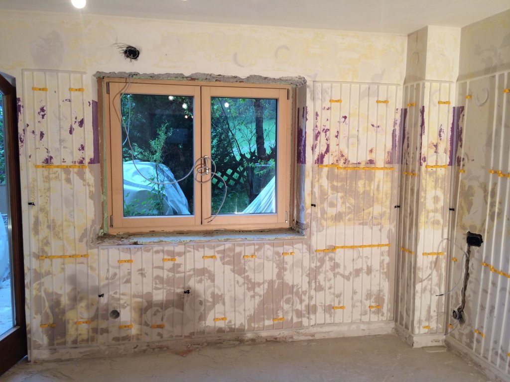 Innenraum mit Fenster und vorbereiteten Wänden für Klimainstallation