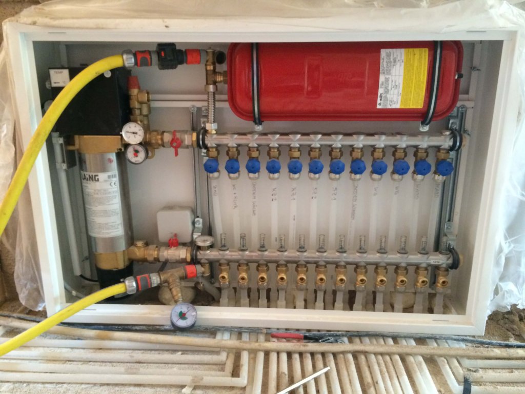 Installationskasten mit Heizungsverteiler, Druckausdehnungsgefäß und Messgeräten