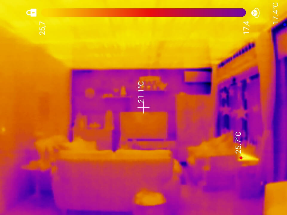 Wärmebild eines Wohnzimmers mit verschiedenen Temperaturbereichen in Gelb und Lila
