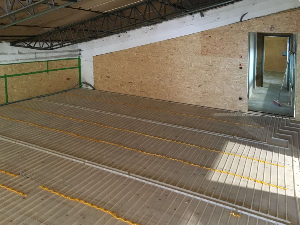 Boden mit installierter Fußbodenheizung in einem Dachgeschossraum