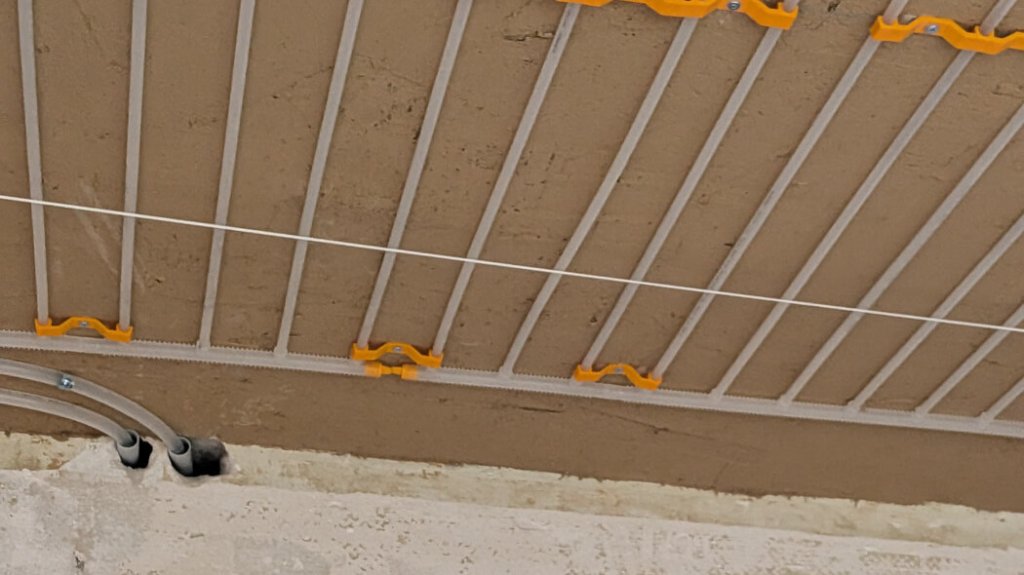 Deckeninstallation mit Rohrleitungen und Befestigungselementen für Klimasystem