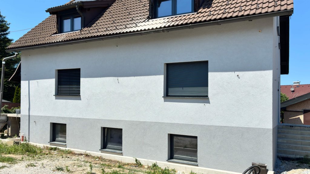 Außenansicht des sanierten Mehrfamilienhauses nach der Außendämmung
