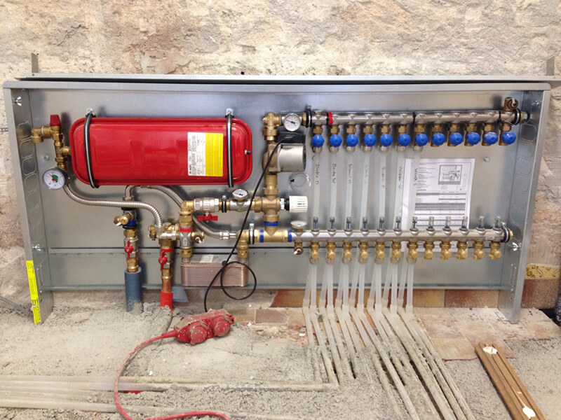 Heating circuit manifold – combination radiator and panel heating