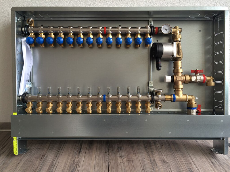 Heating circuit manifold extension cabinet flush-mounted